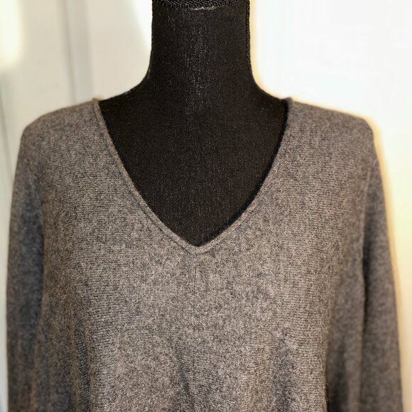 C by Bloomingdale's Grey Cashmere V-Neck Sweater, Asymmetrical hem,Ladies' Large - Picture 1 of 5